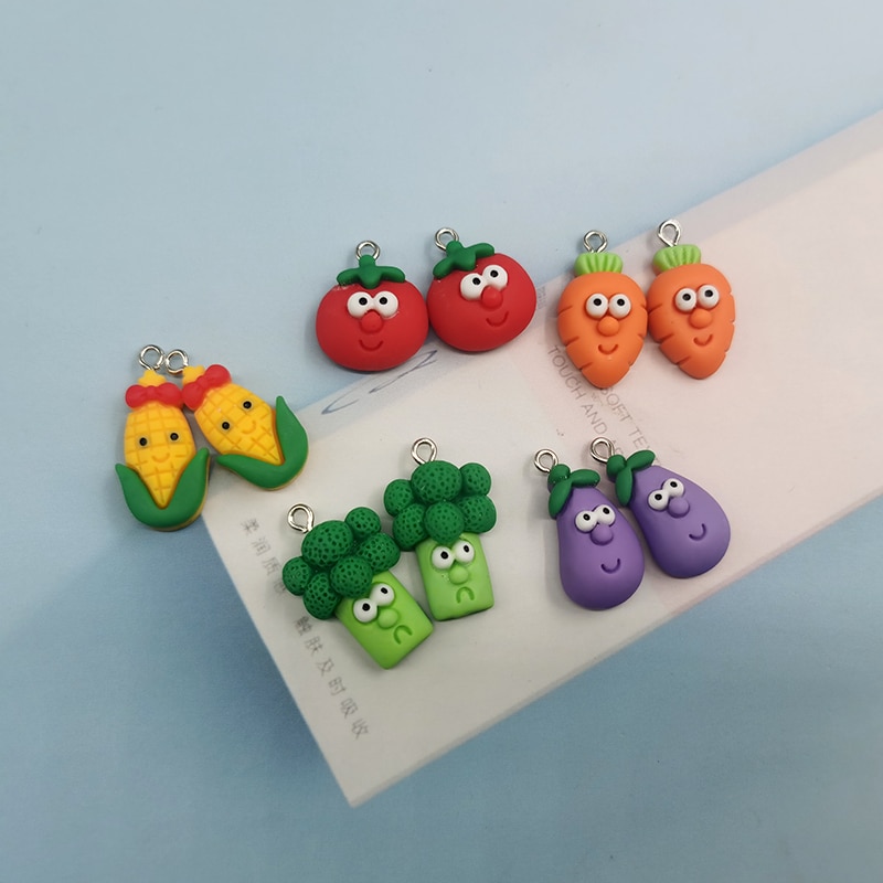 10 st söta grönsaker aubergine tomat morot blomkål majs harts berlocker smycken fynd att göra för halsband örhängen  c419
