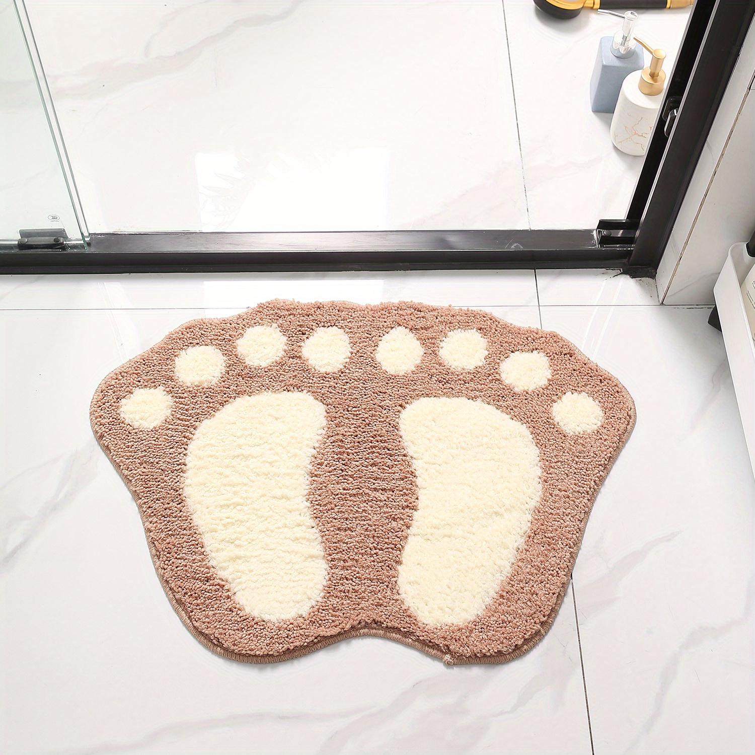 Un petit tapis mignon, moelleux et lavable en machine avec des empreintes. Il peut être utilisé comme tapis antidérapant dans la salle de bain.