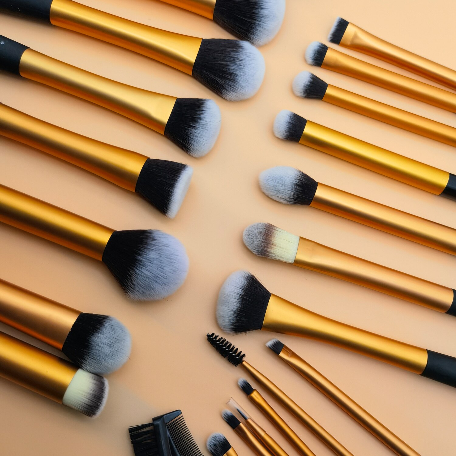 Sedona hämmästyttävä kultainen meikkiharjasetti, jossa pehmeä tiivis synteettinen karva alumiiniholkki ja muovinen kahva