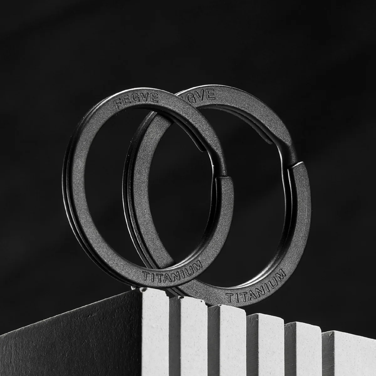 LLavero de titanio negro para hombre, llavero plano, soporte para anillos, hebilla de llavero de arco EDC ligera para accesorios, dispositivos al por mayor