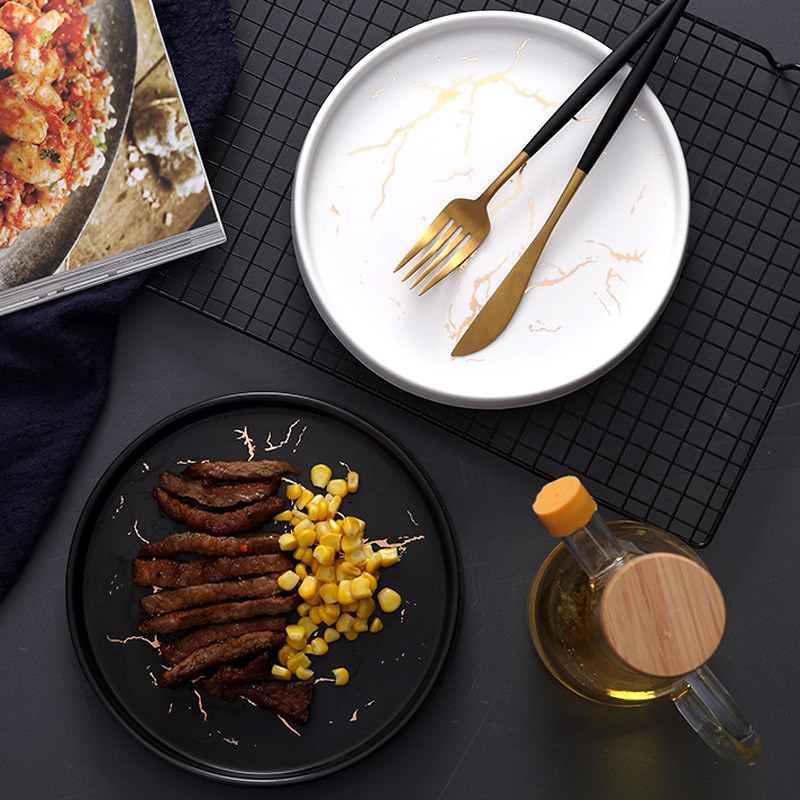 Keramisk plade runde bakke mad fad nordisk marmor bøf sort kort salat pasta flad hvid plade aftensmad mad jul aftensmad
