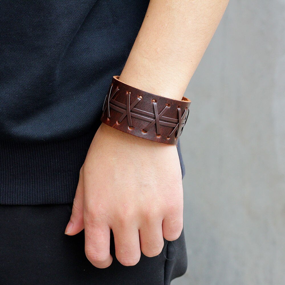 and fashionable leather bracelet in , suitable for men with and adjustable width bracelet