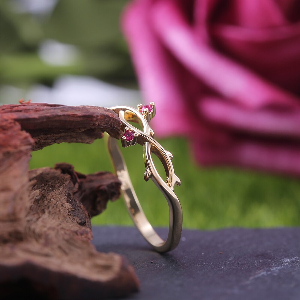 Huitan romantische damesringband twist luxe nobele gouden kleur met rozerode kubieke zirkonia steen damessieraden
