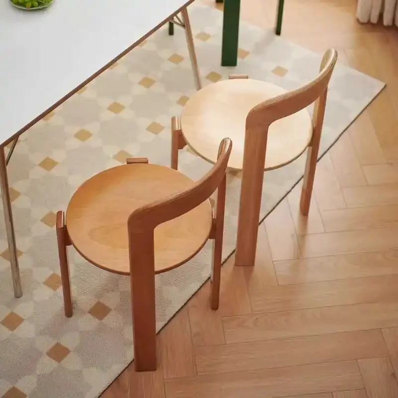 Noordse massief houten eetkamerstoel Stapelbaar Huishoudelijke zitplaatsen Licht Luxe gekleurde restaurantstoel Compact modern