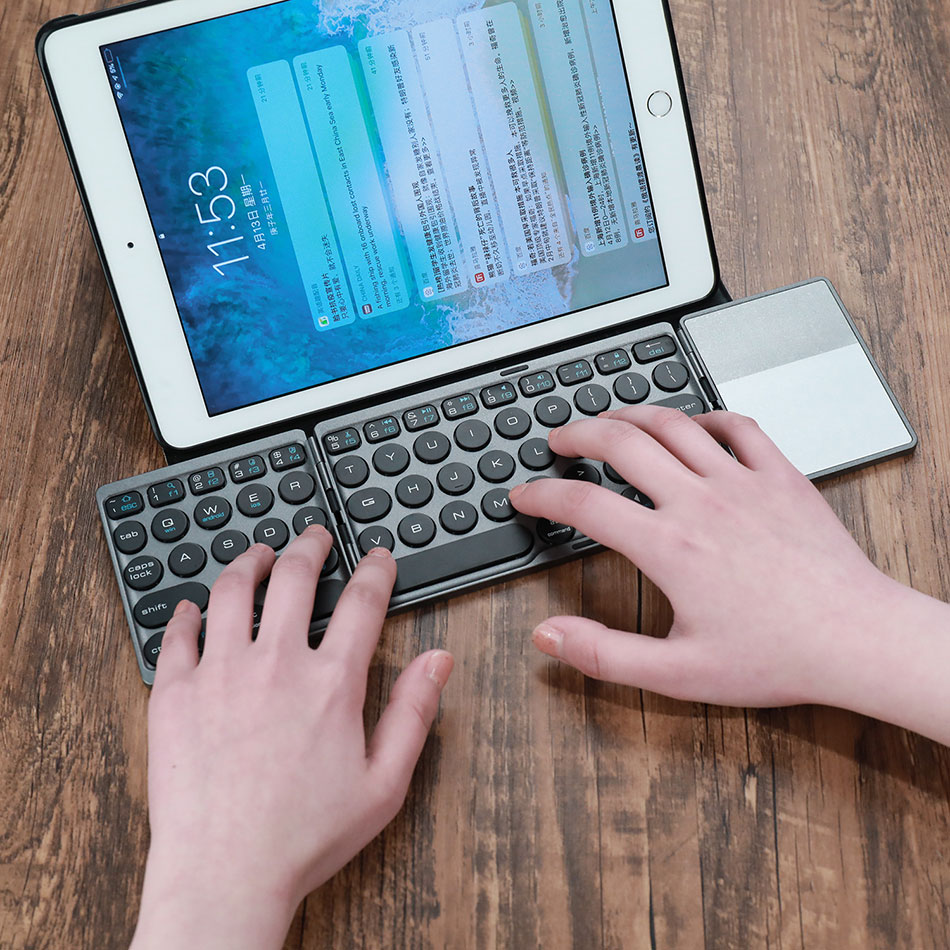 Et mini taitettava näppäimistö ohjauslevyllä tietokoneelle mac kannettava tietokone tabletti android puhelin bluetooth taitettava langaton näppäimistö kosketuslevyllä