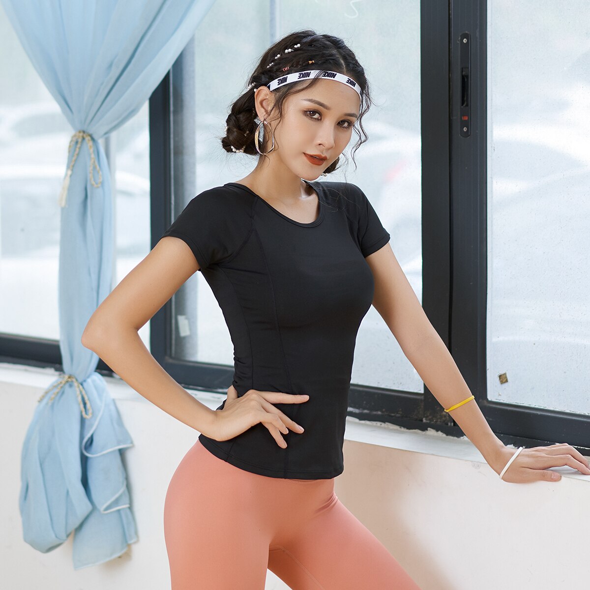 #39 -yoga-kleidung: rotes, dünnes, kurzärmeliges, figurbetontes laufshirt aus netzstoff, locker geschnitten und atmungsaktiv – ein echtes fitness-top.: Schwarz / M