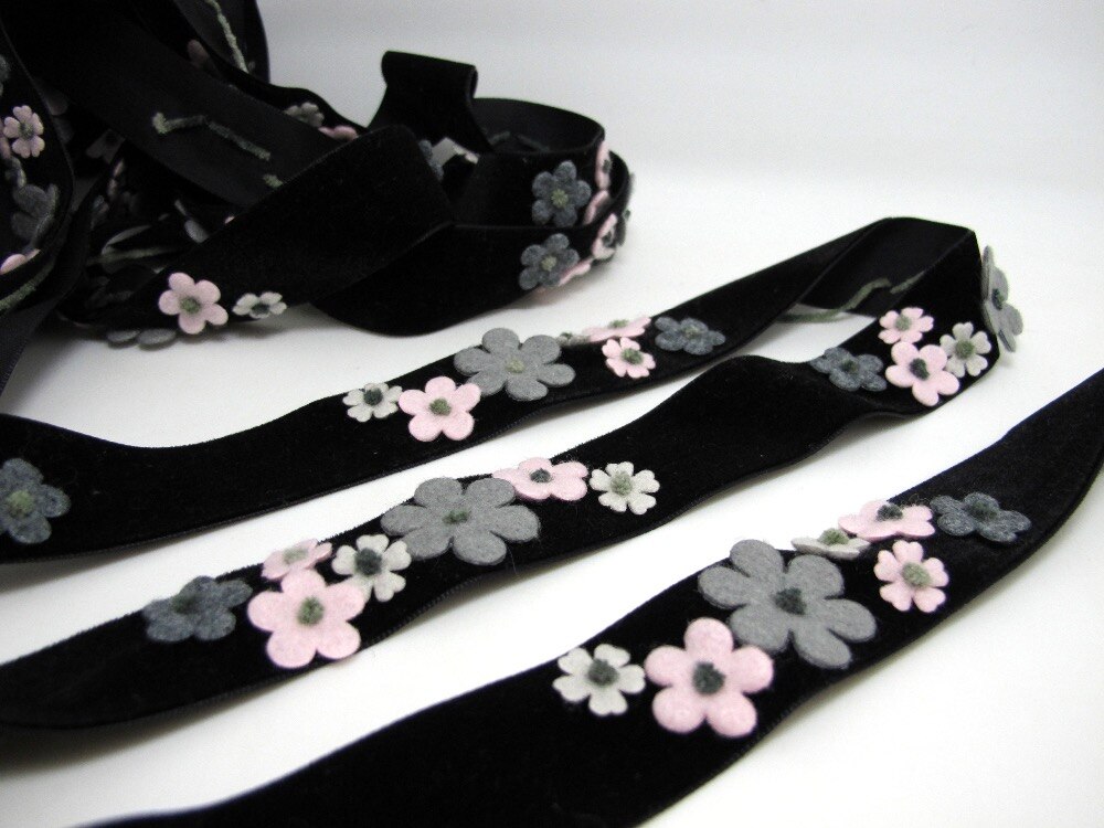 Fleur en feutre de 1 cm avec broderie en fil sur ruban de velours noir | couture | quilting | fournitures d'artisanat | accessoires pour cheveux | collier diy | coût