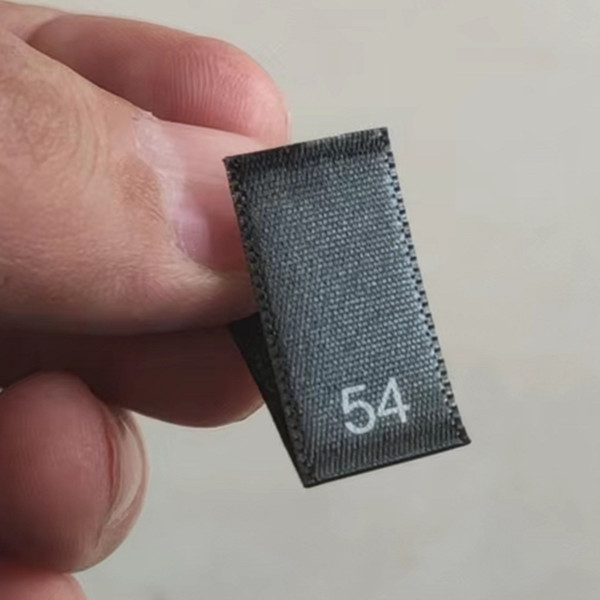 50 stk. sorte satin størrelsesmærker til tøj nummer 34 36 38 40 42 44 46 48 50 52 54 56 58 60 62 print størrelser mærkater fabrik: Flerfarvet