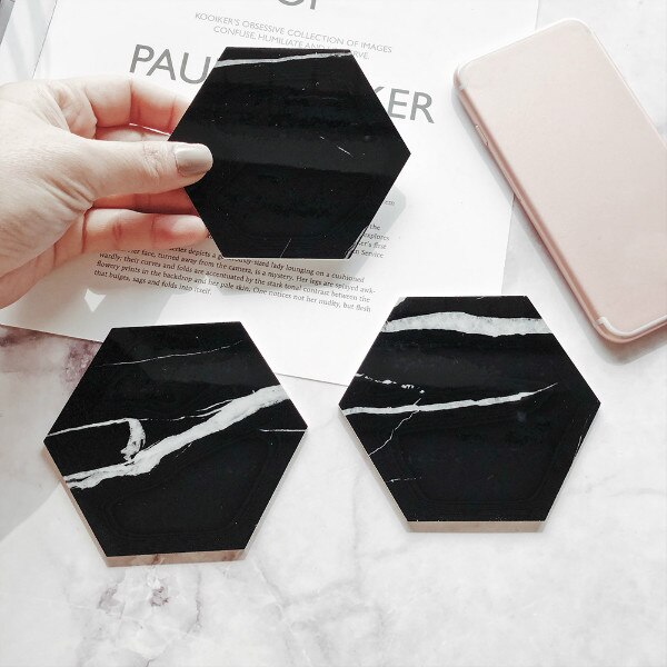 Flerbruks 1 st pvc simulerad marmor underlägg rund vit svart kaffekoppsmatta vattentät skrivbordsunderlägg, halkskydd bordsdekoration: Svart-hexagon