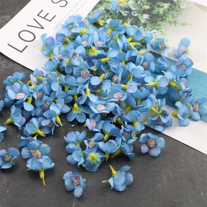 50 stuks 2cm veelkleurige madeliefjeshoofdjes mini zijden kunstbloemen voor kransen, scrapbooks, decoratie voor thuis en bruiloften: Hemelsblauw
