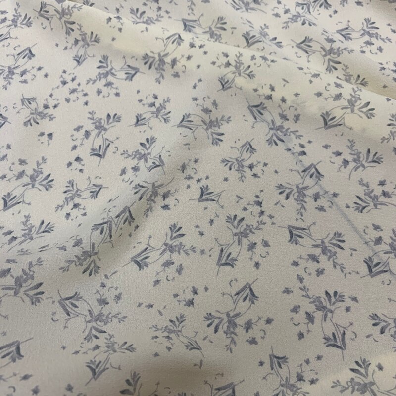 140CM de ancho 18MM pequeño estampado Floral tela de seda Beige para vestido de verano camisa Cheongsam traje pantalones G052