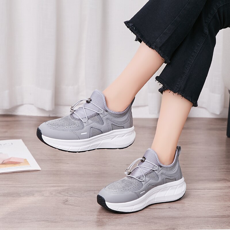 Bolsa de viagem Mulheres Balançar Sapatos de Sola Grossa Sapatos Pretos Cunhas Sneaker Altura Crescente Tênis de Tonificação da Mulher Ao Ar Livre Sapatos de Caminhada
