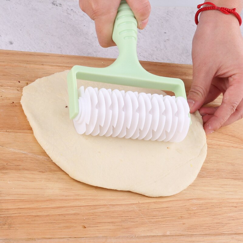 1PCS Pull Net Pizza Knife Wheel Pasta Lattice Roller Cutter Dough Biscuit Pie Kitchen Plastic Baking Tool Cutter Accessories