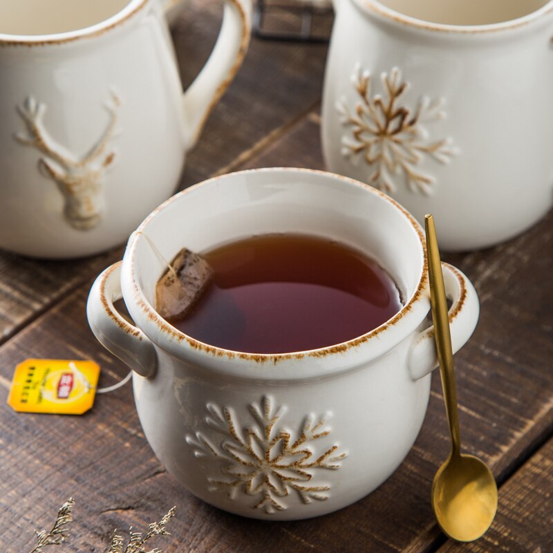 Antieke theekopjes porseleinen theepot drinkgerei theeserviezen melk koffiekopje wit retro afwerking reliëf engel rendier kerst