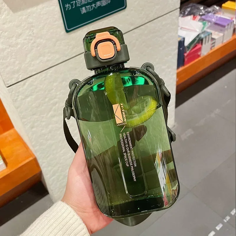 Botella de agua transparente cuadrada y plana, cantimplora de viaje portátil con correa ajustable, botella delgada para deporte y Camping: Azul cielo