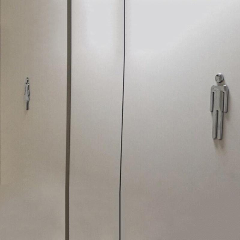Toalett /toalett /bad /toalett /wc dør veggskilt skilting mann og kvinne plastbord ledetekstskilt
