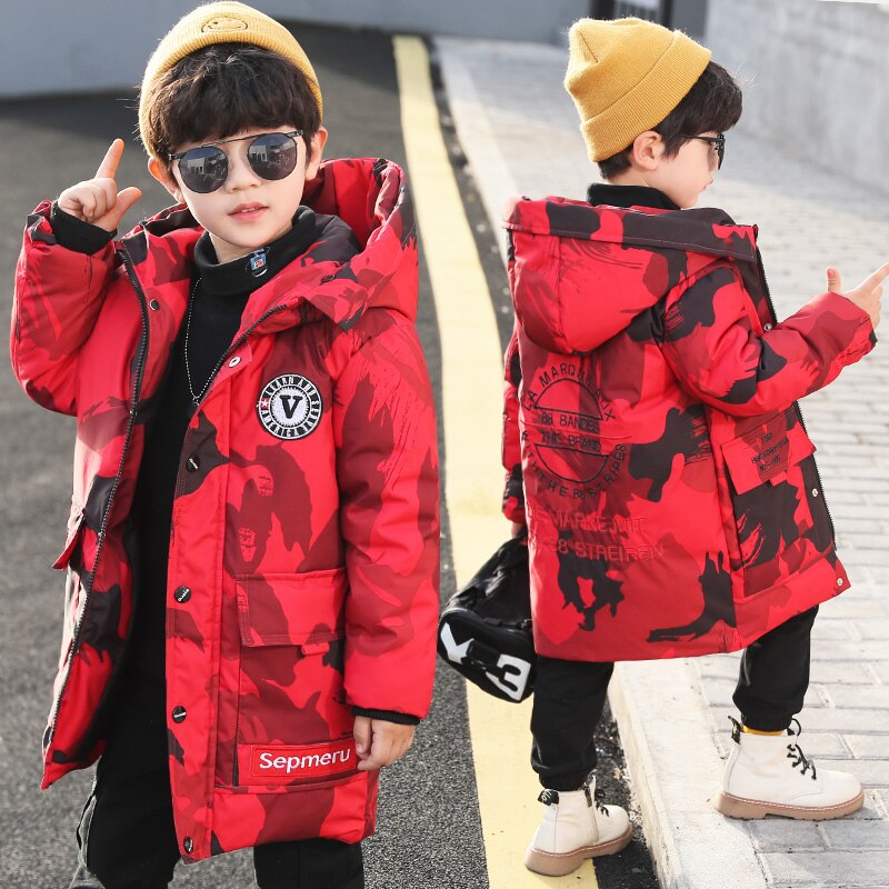 Babyjongens winterjas bedrukt camouflage verdikking trenchcoat 4-13 jaar oud borduurwerk label capuchon kinderwinterkleding: Rood / 140