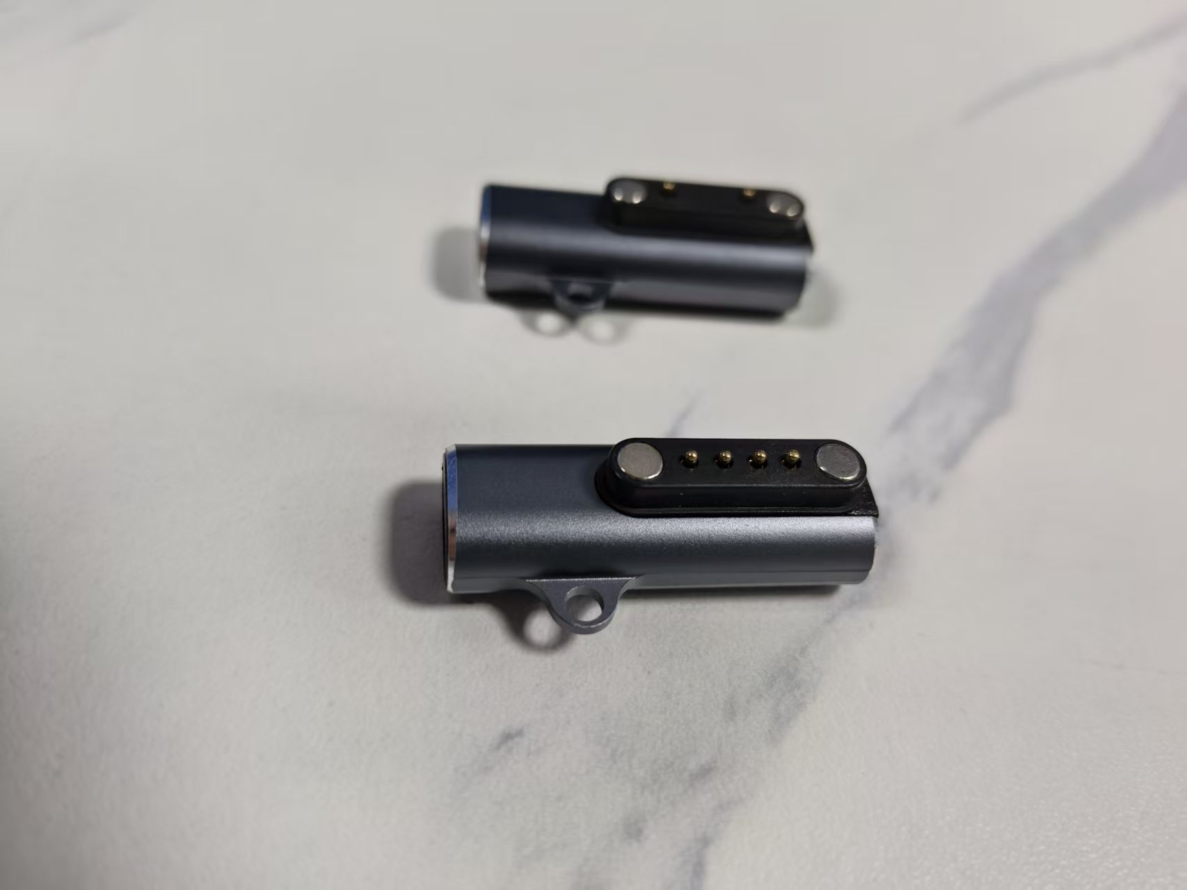 Magnetyczny adapter ładowania pogo-Szpilka, złącze żeńskie typu C na 2-pinowe/4-pinowe złącze 7,62 mm robić słuchawek przewodzących dźwięk przez kości w smartwatchu.