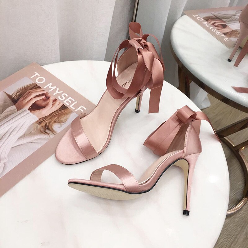 Satin sandaler med öppen tå kvinnor ledig sommar höga klackar skor riband tillbaka snörning rosett sandaler pumps täcka häl rosa skor: Rosa / 5.5