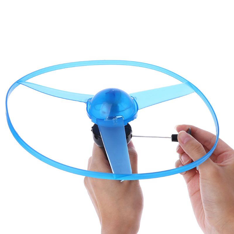 Led-blinkende, fliegende untertasse mit propeller aus kunststoff, spielzeugscheibe, hubschrauber mit zugseil