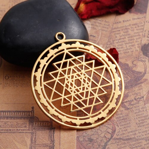 DoreenBeads-colgantes huecos de meditación, piezas de joyería DIY, de cobre, plata, color dorado, de silicona, de espray Yantra, 45mm x 40mm(1 5/8 "), 1 unidad: Gold