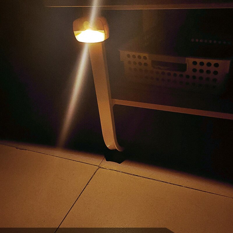 Kabellose led-nachtlichter mit pir-bewegungsmelder für flur, schrank, treppenhaus und andere räume liefern ein helles und klares licht.