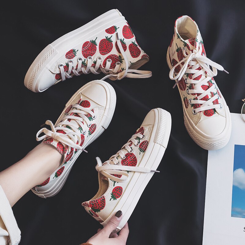 Femmes chaussures fraise toile chaussures haut coréen avec rétro Hong Kong style conseil chaussures chaussures plates chaussures vulcanisées