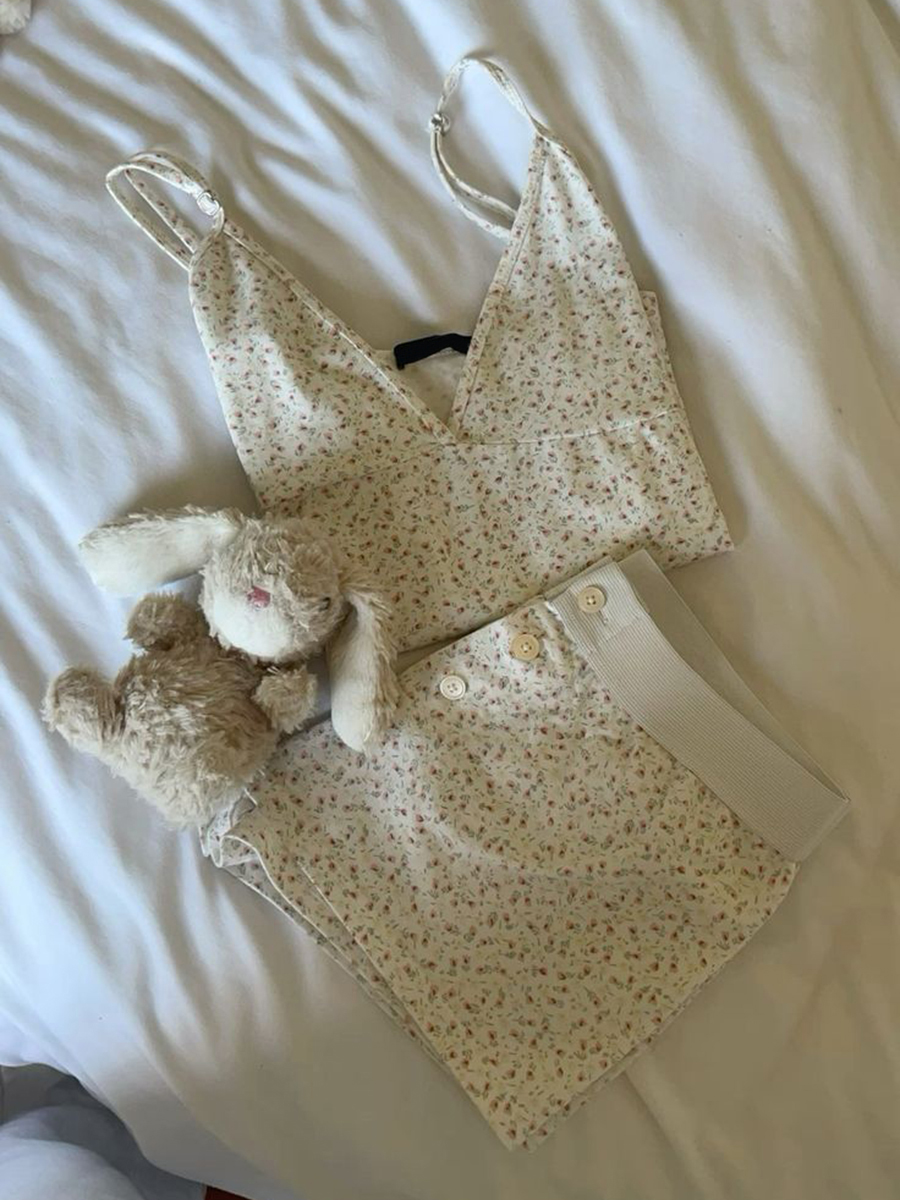 Conjunto de 2 piezas de pantalones cortos con chaleco de fresa para mujer, camiseta sin mangas ajustada con lazo y ojales y cintura elástica, pantalón corto recto de retazos, conjuntos dulces