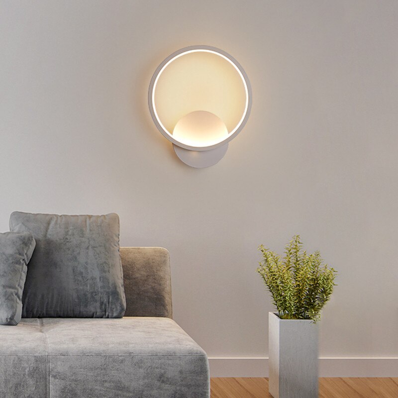 ledet vegglampe moderne stue soverom nattbord hvit ledet lampett sirkel gevir plommeblomst midtgang korridor vegglampe