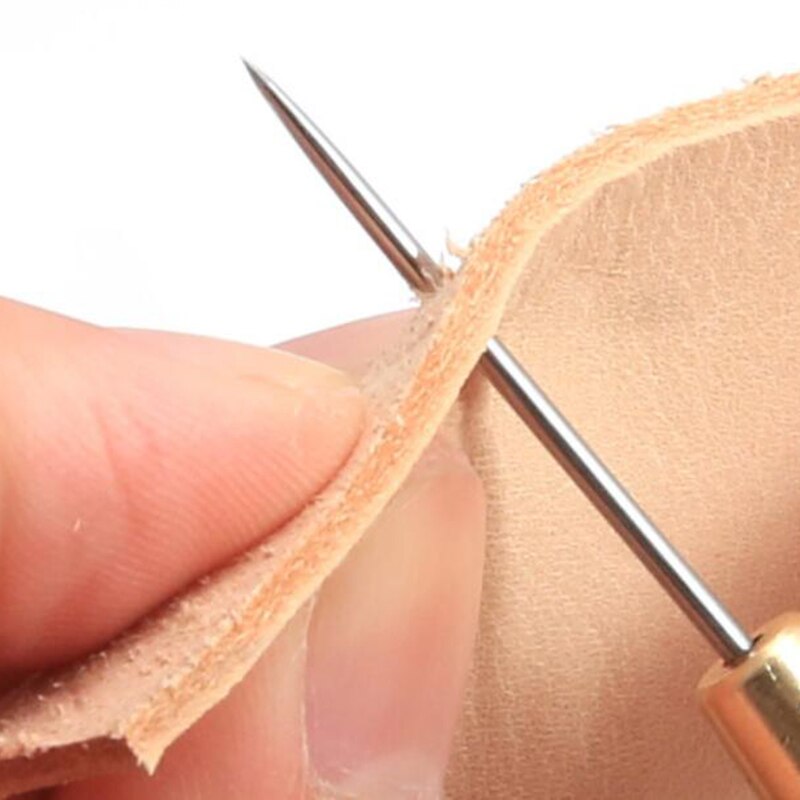 Tailleur coupant le cuir avec un bon manche en bois coupant l'artisanat du cuir