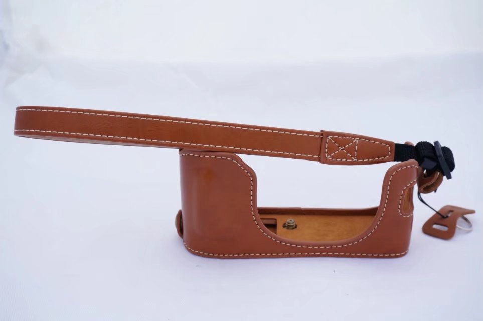 Étui pour caméra vidéo rétro, demi-boîtier en PU 1/4 à montage à vis, adapté à l&#39;appareil photo numérique Fujifilm FUJI X100F (noir/marron/café): Brown with strap