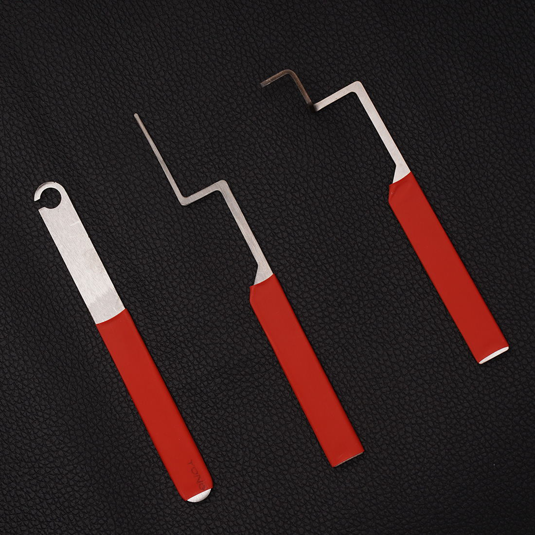 The lock box of the casement window is jammed and cannot be opened, suitable for outward-opening windows that are stuck