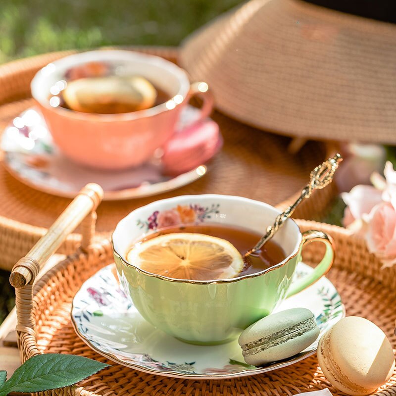 Wourmth-Juego de tazas y platillos de café de lujo europeo, tazas de té de flores Retro con borde dorado, cerámica, de boda para parejas