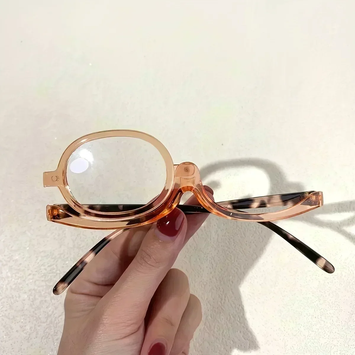 Elegante tegneserieinspirerte sminkebriller for kvinner – bærbare, polert finish