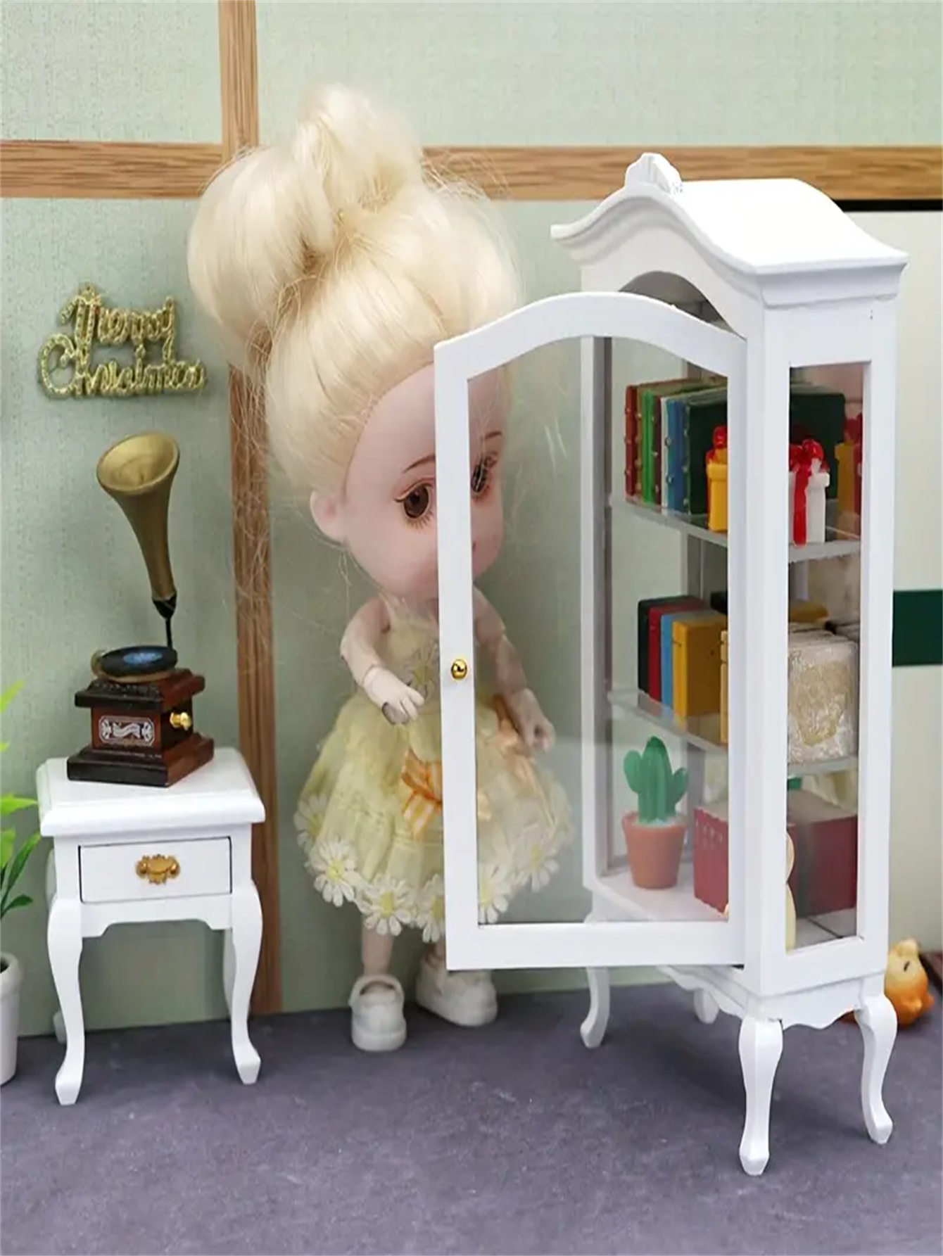 mini vetrina in legno bianco con rapporto 1:12 con anta in vetro trasparente - Vetrina da collezione elegante per la decorazione domestica, scena modello e stoccaggio, accessori per scena modello | design classico di armadietti | Complesso De