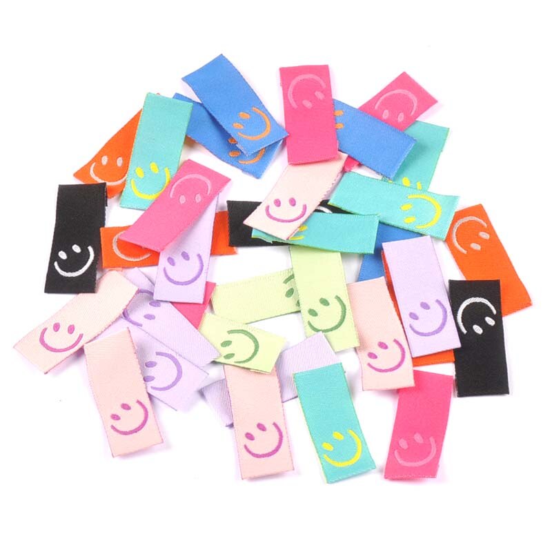 50 stks 8 Kleuren Brief Borduren Etiketten Naaien Kleding DIY Vlag Label Zorg Zakken Kleding Tags Kledingstuk Ambachten Handgemaakte Accessorie