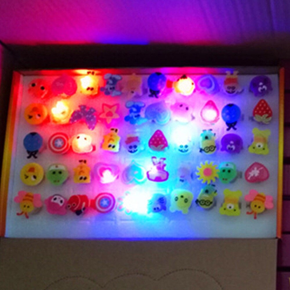 50 teile/beutel freundlicher Karikatur LED Blinklicht Bis glühend Finger Ringe Elektronische Weihnachten Halloween Spaß Spielzeug Party Zubehör