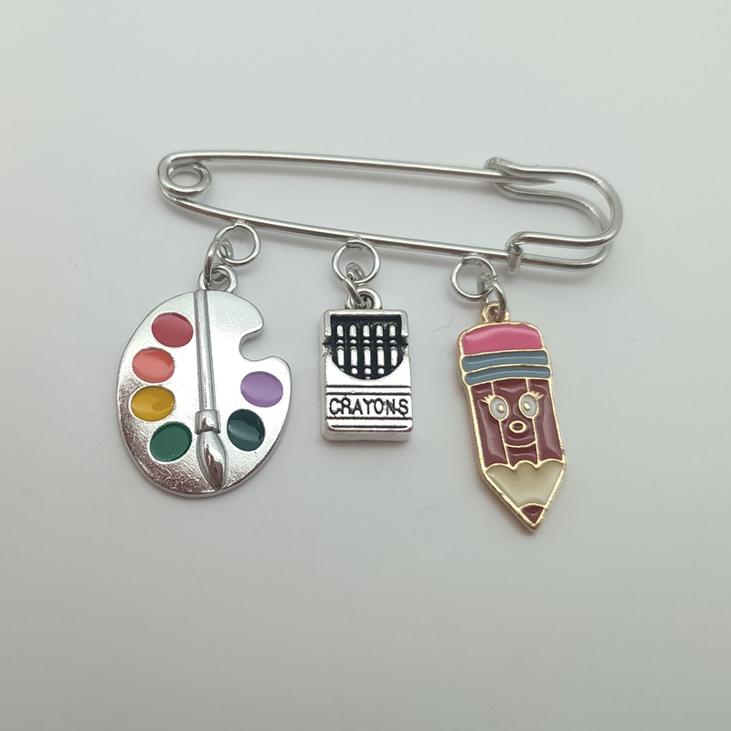 El broche de maestro de y erudioso te regalar mucho inspiración. Pequeño broche de para profesores y estudiantes.