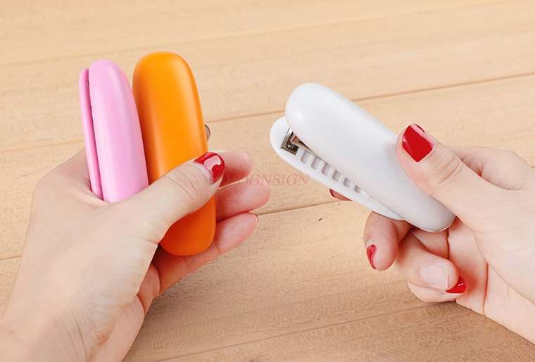 Grapadora de color caramelo mini portátil plegable que ahorra trabajo vinculante máquina de oficina suministros para estudiantes se pueden pedir 20 páginas