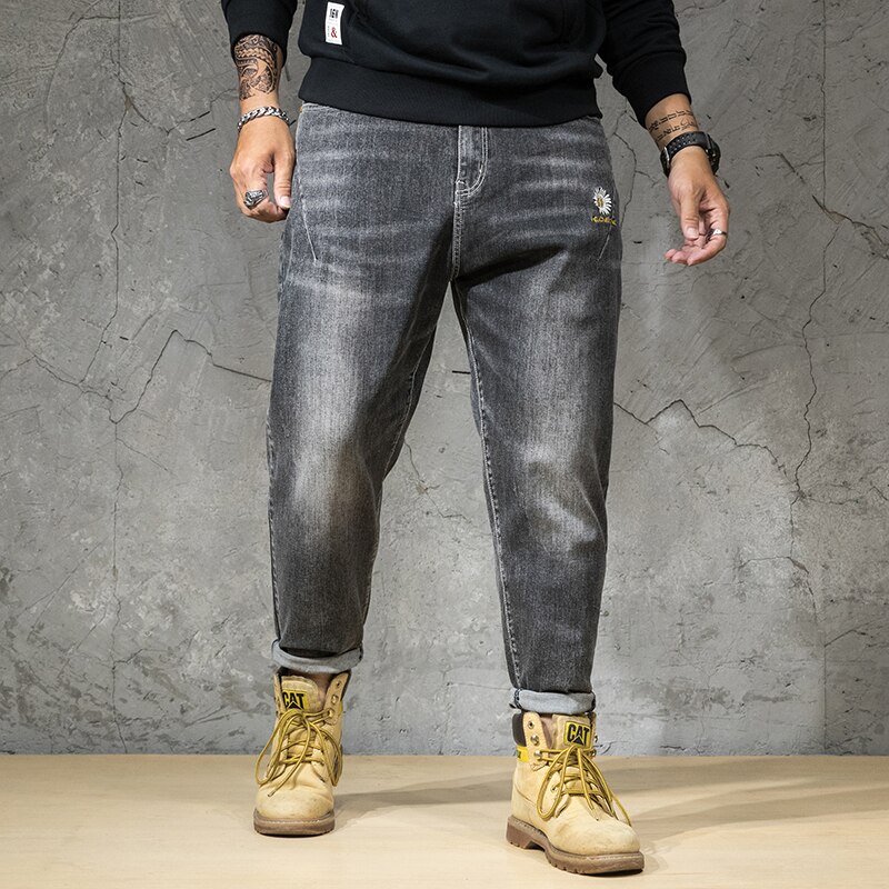 Plus Größe 5XL 6XL 7XL Herrenmode Pluderhosen Jeans Kleine Gänseblümchen Stickerei verlieren und lässig strecken Denim Hosen Männlichen Kleidung: Schwarz grau / 5XL-42