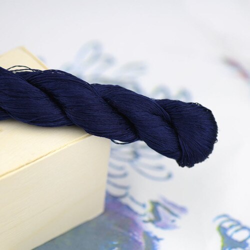 1 väri 400m suzhou kirjonta 100%  luonnonsilkki brodeerattu lanka silkki tee itse silkkisävyinen kirkas väriviiva keskiyönsininen: Ei . 11