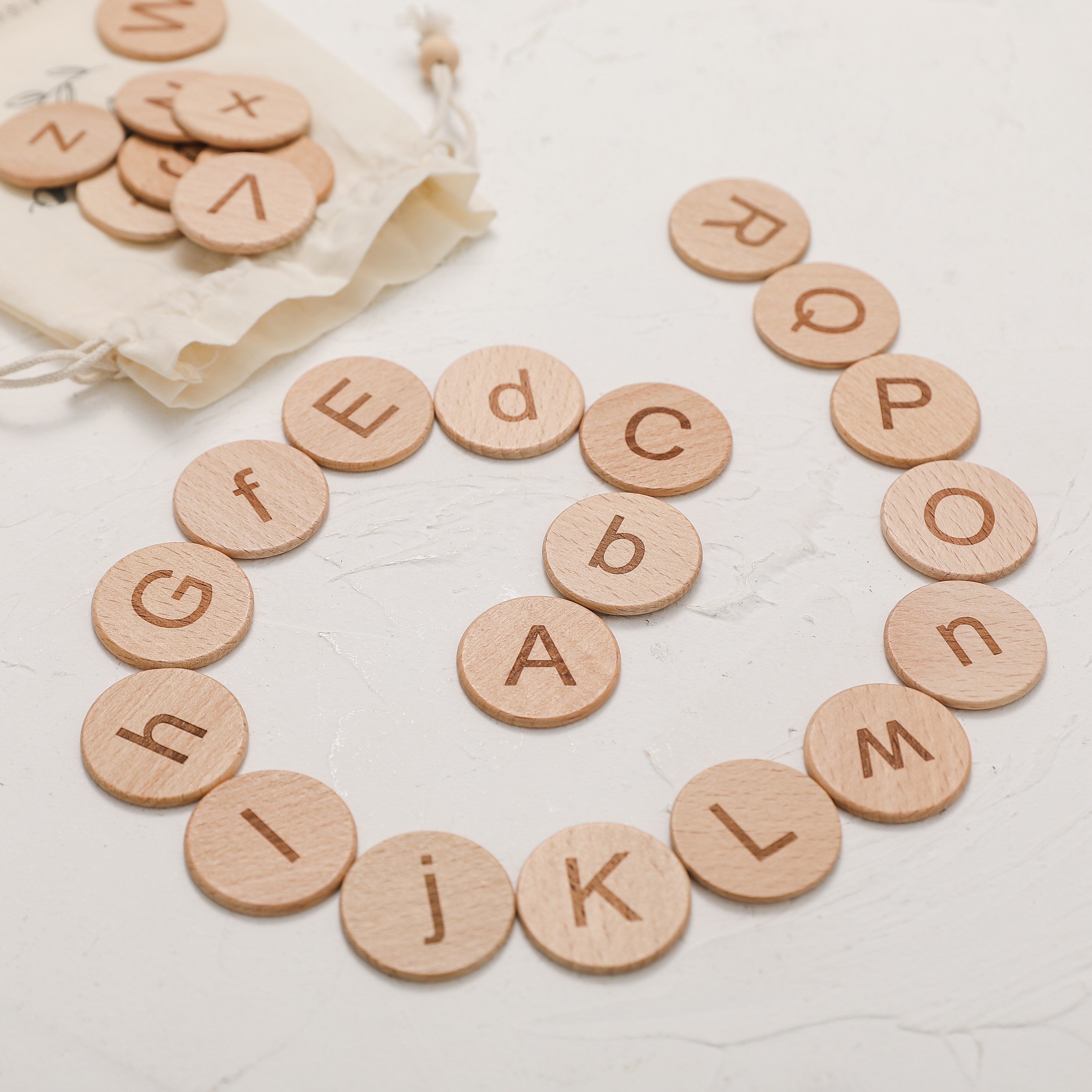 26 teile/los Holz Brief Scrabble Buchstaben Blöcke Alphabet Runde Form Englisch Alphabet DIY Handwerk für Baby Name Puzzle