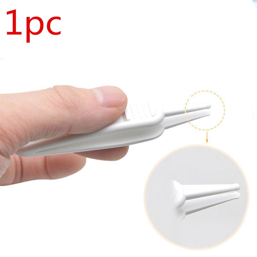 1/2pcs Baby Safety Tweezers Plastic Tweezers Ear Nose Clean Ears Dirty Baby Care girl Newborn Safety Safe Care Infant Ear Nose: 1pc