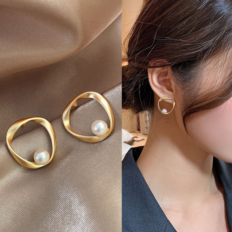 Nuevos bonitos pendientes de aro con tachuelas de perlas para mujer, pendientes minimalistas de Color dorado, aros pequeños Huggies, joyería de para boda: Chapado en zinc azul