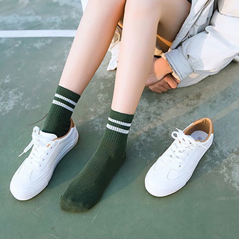 Unisex retro stil bomuld åndbare mid tube sokker ensfarvet stribet koreansk stil komfortable strikkede sokker: Grøn