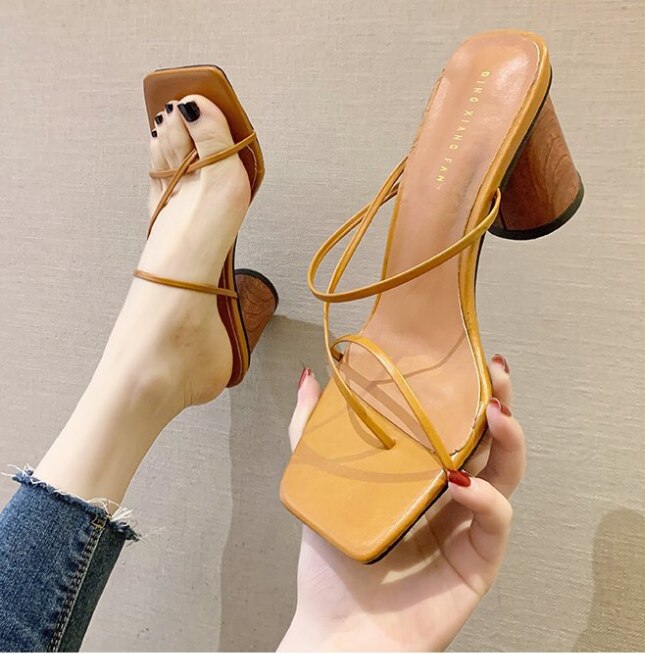 Märke sommar kvinnor tofflor låg klack glider kvinnlig peep toe fyrkantig klack sandal semester flip flops mujer skor
