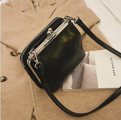 Chique koreaanse schoudertas met cliptas: Zwart