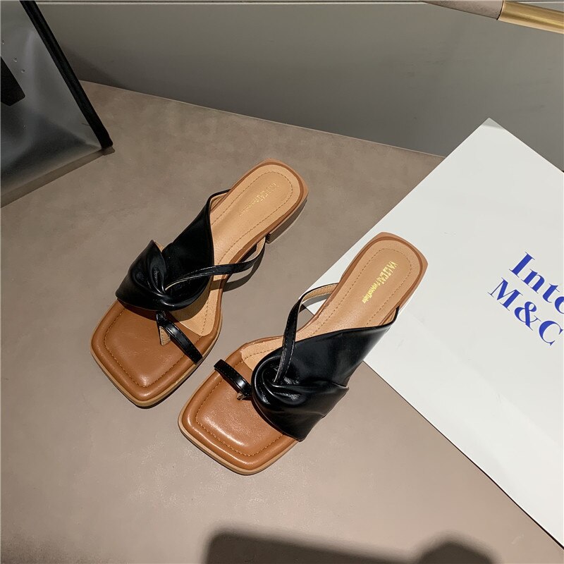 chaussures pour femmes d'été et sandales talons épais et talons bas croix match couleur chaussures plates et sandales en stock