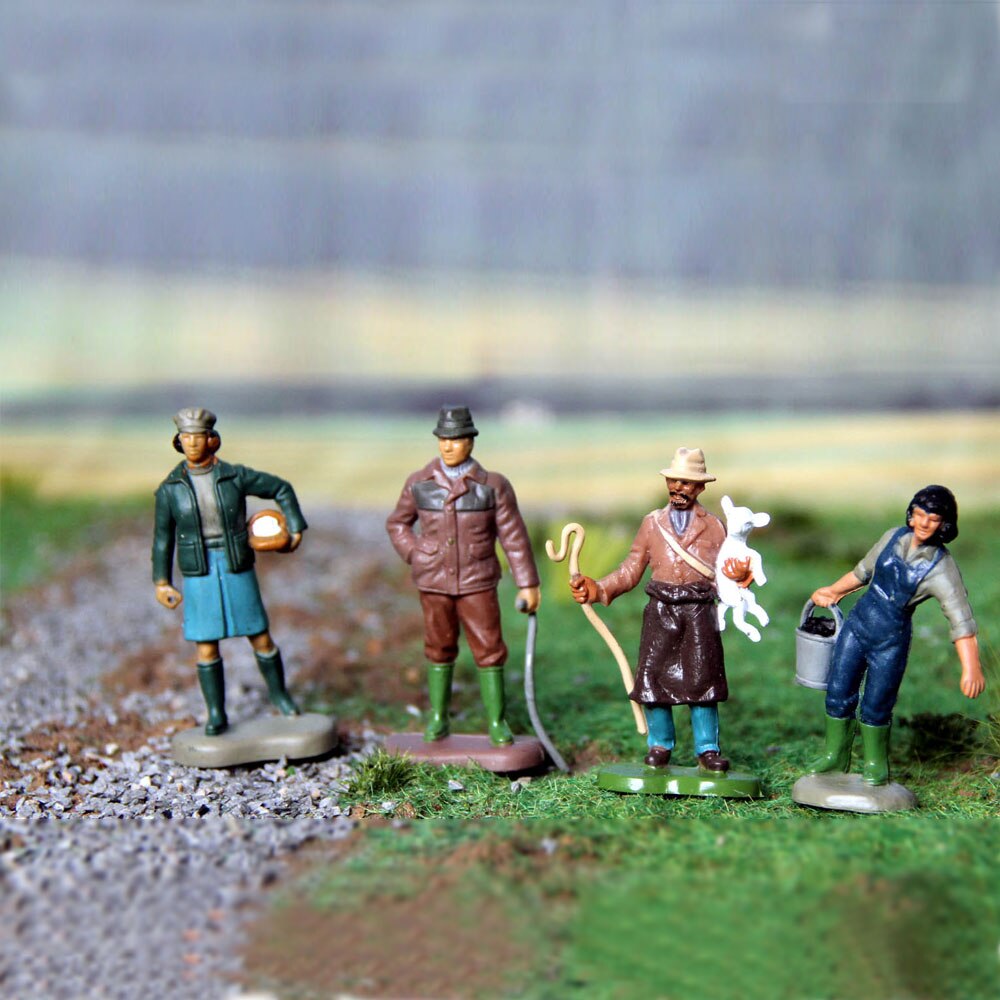 1:32 Model Farm Characters Series Villain 4-people Suit Resin Miniature Sand Table Display For Diorama