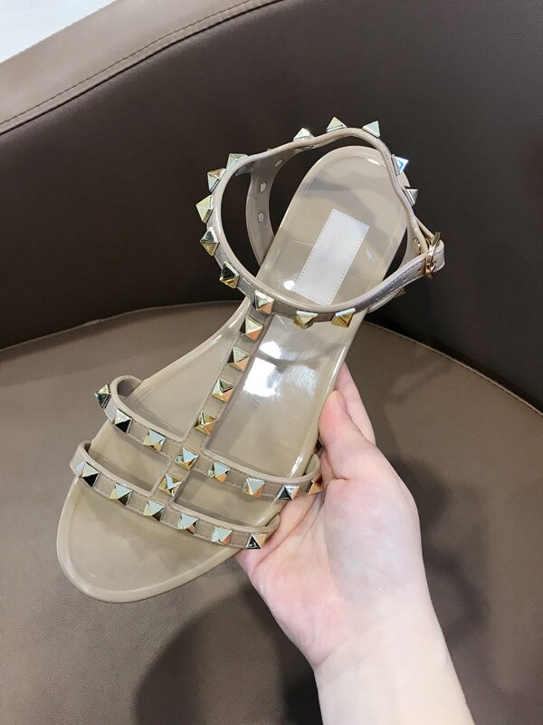 Sandalias romanas con remaches para mujer, zapatos de tacón plano de goma de PVC con punta abierta, estilo V de: Nude / 40